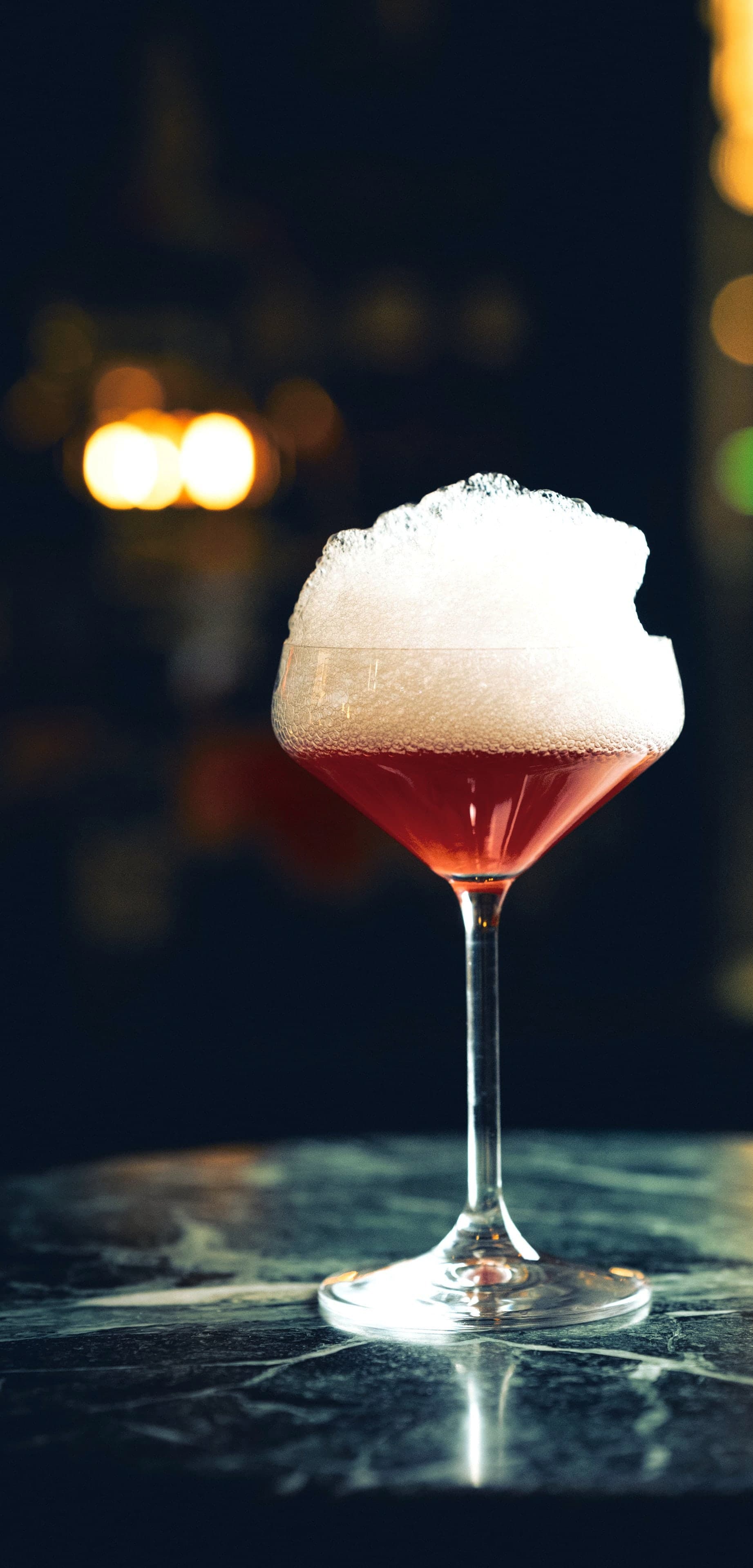 Coupe mit Schaumkrone auf Marmor