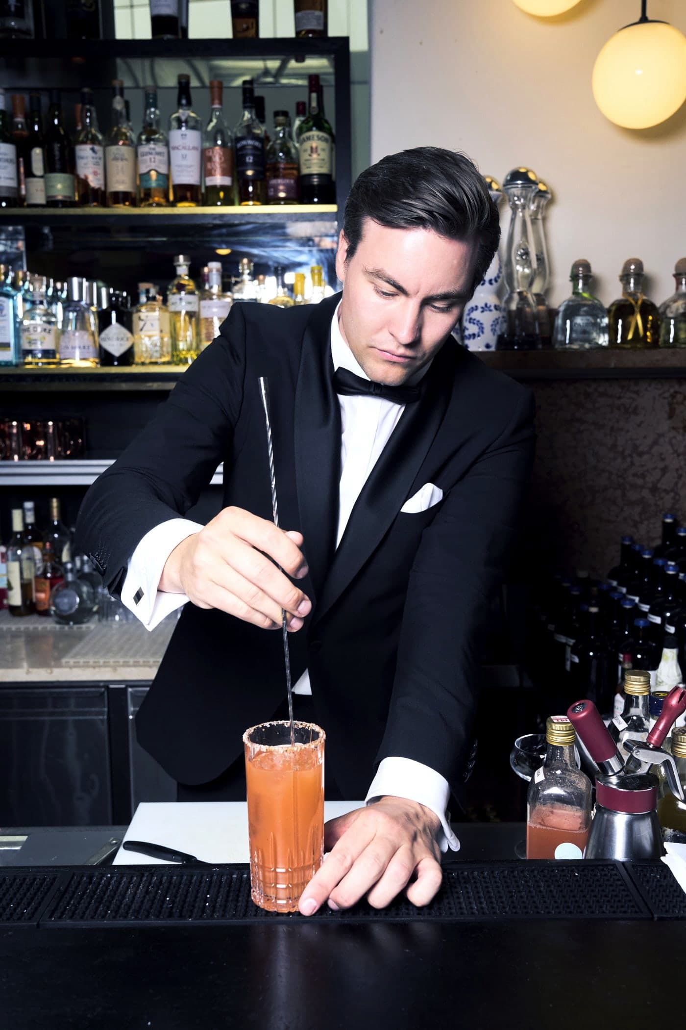 Barkeeper rührt einen Drink